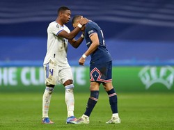 Aksi Mbappe kembali menjebol gawang Real Madrid tak cukup untuk meloloskan PSG yang akhirnya tersingkir. Alaba pun tampak hendak menghibur Mbappe. Foto: Getty Images/David Ramos