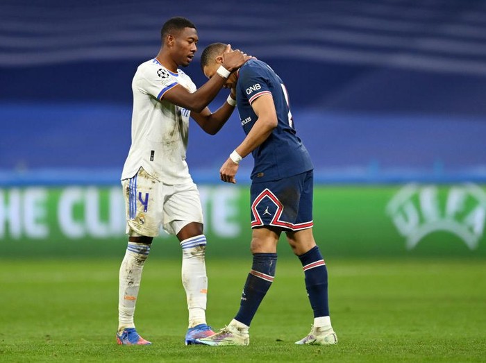 MADRID, SPAIN - MARCH 09: Kylian Mbappe of Paris Saint-Germain is consoled by David Alaba of Real Madrid following the the UEFA Champions League Round Of Sixteen Leg Two match between Real Madrid and Paris Saint-Germain at Estadio Santiago Bernabeu on March 09, 2022 in Madrid, Spain. (Photo by David Ramos/Getty Images)