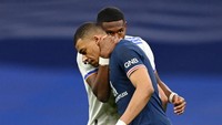 Kontrak Mbappe di PSG memang akan habis pada musim panas dan santer dispekulasikan ia bakal memilih Real Madrid jadi klub berikutnya. Foto: Getty Images/David Ramos