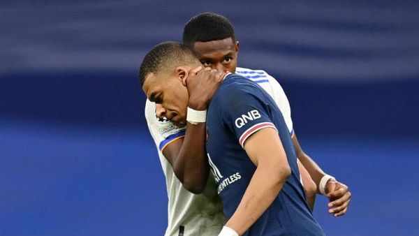 Momen Alaba dan Mbappe: Bukan Rangkulan Biasa, Ada Bisik-bisiknya
