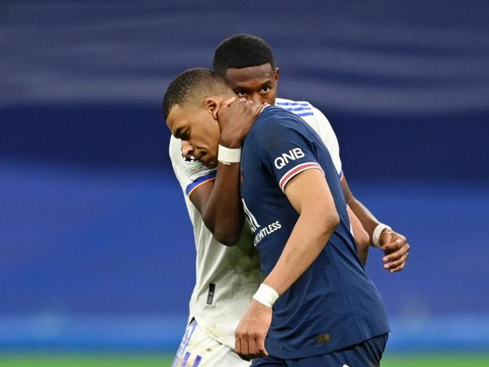 MADRID, SPAIN - MARCH 09: Kylian Mbappe of Paris Saint-Germain is consoled by David Alaba of Real Madrid following the the UEFA Champions League Round Of Sixteen Leg Two match between Real Madrid and Paris Saint-Germain at Estadio Santiago Bernabeu on March 09, 2022 in Madrid, Spain. (Photo by David Ramos/Getty Images)