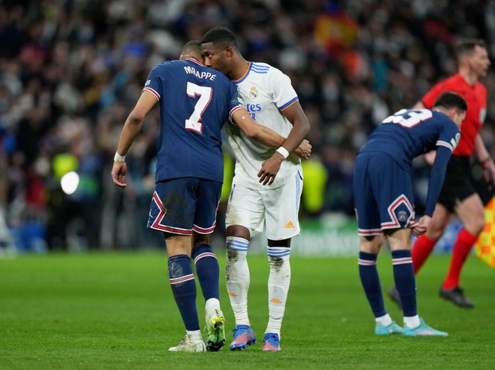 MADRID, SPAIN - MARCH 09: Kylian Mbappe of Paris Saint-Germain and David Alaba of Real Madrid interact following the UEFA Champions League Round Of Sixteen Leg Two match between Real Madrid and Paris Saint-Germain at Estadio Santiago Bernabeu on March 09, 2022 in Madrid, Spain. (Photo by Angel Martinez/Getty Images)