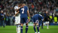 Mbappe, yang mencetak seluruh gol PSG dalam kekalahan agregat 2-3 dari Real Madrid, dipeluk Alaba usai laga. Foto: Getty Images/Angel Martinez