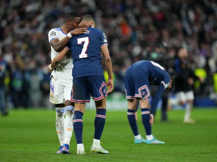 MADRID, SPAIN - MARCH 09: Kylian Mbappe of Paris Saint-Germain and David Alaba of Real Madrid interact following the UEFA Champions League Round Of Sixteen Leg Two match between Real Madrid and Paris Saint-Germain at Estadio Santiago Bernabeu on March 09, 2022 in Madrid, Spain. (Photo by Angel Martinez/Getty Images)