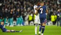 Namun, momen-momen Alaba merangkul Mbappe ini juga mengundang kasak-kusuk. Santer dugaan Alaba tak sekadar memeluk Mbappe untuk memberi kata-kata hiburan biasa. Foto: AP/Manu Fernandez