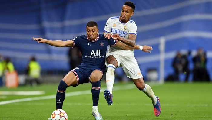 MADRID, SPAIN - MARCH 09: Kylian Mbappe of Paris Saint-Germain battles for possession with Eder Militao of Real Madrid during the UEFA Champions League Round Of Sixteen Leg Two match between Real Madrid and Paris Saint-Germain at Estadio Santiago Bernabeu on March 09, 2022 in Madrid, Spain. (Photo by David Ramos/Getty Images)