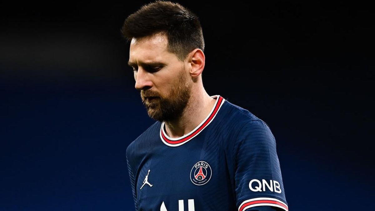 Lionel Messi disiuli penggemar Paris Saint-Germain. (Foto: Getty Images/David Ramos)