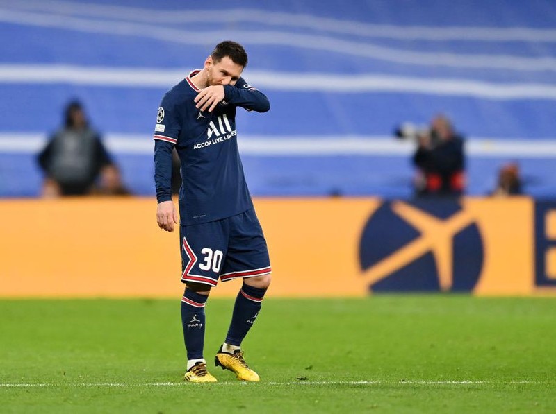 MADRID, SPAIN - MARCH 09: psg shows his dejection during the UEFA Champions League Round Of Sixteen Leg Two match between Real Madrid and Paris Saint-Germain at Estadio Santiago Bernabeu on March 09, 2022 in Madrid, Spain. (Photo by David Ramos/Getty Images)