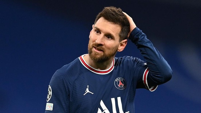MADRID, SPAIN - MARCH 09: Lionel Messi of Paris Saint-Germain looks dejected during the UEFA Champions League Round Of Sixteen Leg Two match between Real Madrid and Paris Saint-Germain at Estadio Santiago Bernabeu on March 09, 2022 in Madrid, Spain. (Photo by David Ramos/Getty Images)