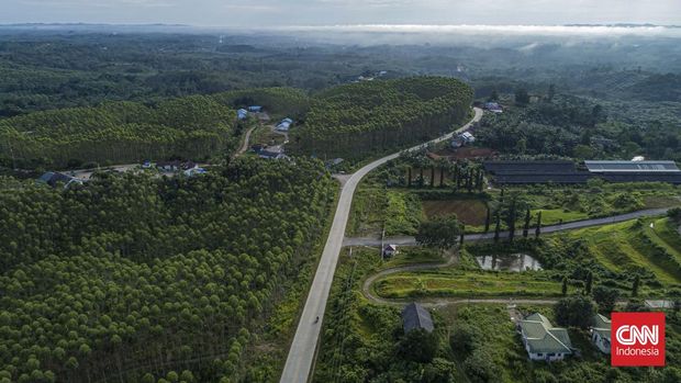 Jalan Nasional sebagai akses menuju kawasan Ibu Kota Negara (IKN). Kalimantan Timur. Minggu, 13 Februari 2022.