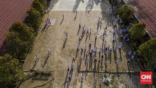 Siswa SDN 02 Sepaku mengikuti upacara bendera. Kalimantan Timir, Senin 14 Februari 2022.