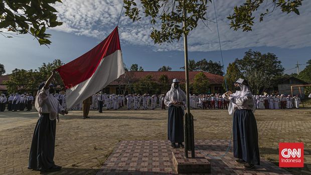 Siswa SDN 02 Sepaku mengikuti upacara bendera. Kalimantan Timir, Senin 14 Februari 2022.