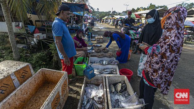 Lipsus Ibu Kota Negara Nusantara, Lipsus IKN Nusantara Warga berbelanja di Pasar Semoi. Penajam Paser Utara. Kalimantan Timur. Senin, 14 Februari 2022.