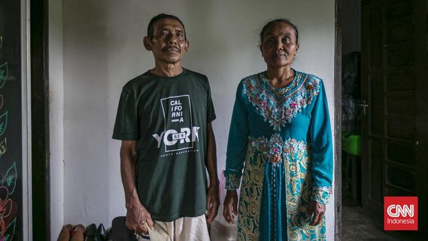 Lipsus Ibu Kota Negara Nusantara, Lipsus IKN Nusantara Supowo dan Simpen (ki-ka) warga transmigran di sekitar Bendungan Sepaku Semoi, Kalimantan Timur, Jumat, 11 Februari 2022.