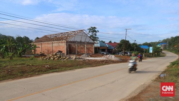 Lipsus Ibu Kota Negara Nusantara, Lipsus IKN Nusantara Proyek bangunan yang akan dijadikan ruang usaha di Jalan Negara, Desa Bukit Raya, Kecamatan Sepaku, Kabupaten Penajam Paser Utara, Kalimantan Timur, Minggu (13/2/2022). Kehadiran Ibu kota negara (IKN) membuka ruang-ruang usaha baru di Kecamatan Sepaku, termasuk rumah-rumah yang dijadikan penginapan. (CNNIndonesia/Dika Kardi)