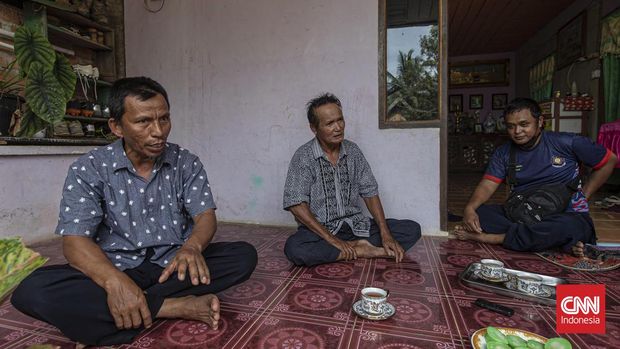 Lipsus Ibu Kota Negara Nusantara, Lipsus IKN Nusantara Ketua RT 01, Asri Rapih; Sesepuh di RT 01, Amiluddin; Petugas Damkar, Ahmad Nur. Kelurahan Sepaku. Kalimantan Timur, Jumat, 12 Februari 2022.