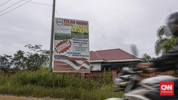 Lipsus Ibu Kota Negara Nusantara, Lipsus IKN Nusantara Baliho Iklan kavling hunian ASN di kawasan Sepaku. Kalimantan Timur, Sabtu, 12 Februari 2022.