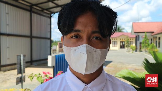 Lipsus Ibu Kota Negara Nusantara, Lipsus IKN Nusantara Dadang Ruswandi. Seorang pelajar SMK saat ditemui di Kantor Kecamatan Sepaku, Kalimantan Timur, Senin (14/2/2022). Warga desa Binuang, Kecamatan Sepaku ini berharap keberadaan ibu kota negara baru di daerahnya bisa membuka kesempatan lapangan kerja.(CNNIndonesia/Dika Kardi)