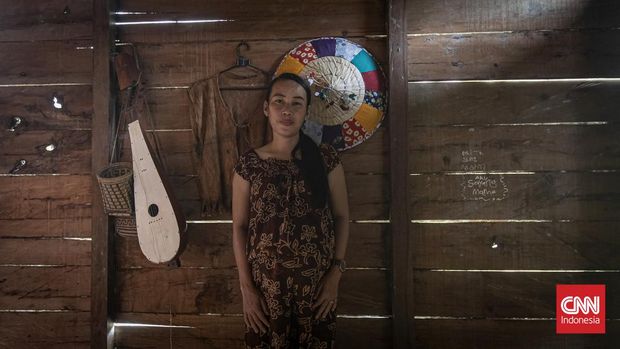 Lipsus Ibu Kota Negara Nusantara, Lipsus IKN Nusantara Warga Suku Balik Yati Dahlia, aktif mengelola Sanggar Seni Uwat Bolum di Sepaku, Kalimantan Timur. Sabtu, 12 Februari 2022.