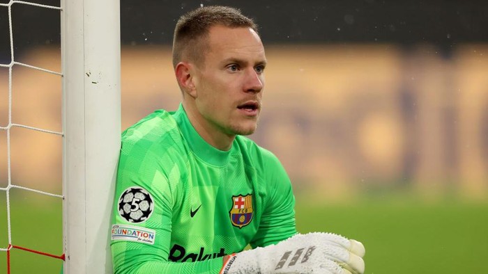 MUNICH, GERMANY - DECEMBER 08: MarcAndre ter Stegen of FC Barcelona reacts during the UEFA Champions League group E match between FC Bayern München and FC Barcelona at Football Arena Munich on December 08, 2021 in Munich, Germany. (Photo by Alexander Hassenstein/Getty Images)