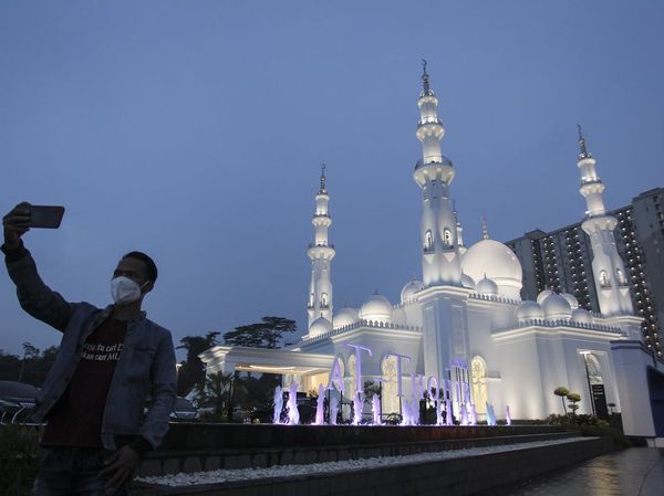 Masjid At-Thohir, Pusat Dakwah Modern yang Diresmikan Jokowi