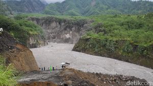 Merapi Erupsi Lagi, Material Vulkaniknya Sampai Tutupi Kali Gendol