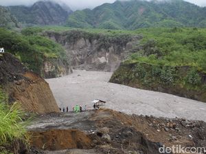 Melihat Lebih Dekat Material Vulkanik Merapi Penuhi Kali Gendol Melihat Lebih Dekat Material Vulkanik Merapi Penuhi Kali Gendol