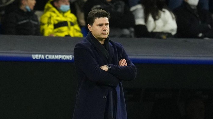 PSGs head coach Mauricio Pochettino watches his players during the Champions League, round of 16, second leg soccer match between Real Madrid and Paris Saint-Germain at the Santiago Bernabeu stadium in Madrid, Spain, Wednesday, March 9, 2022. (AP Photo/Manu Fernandez)