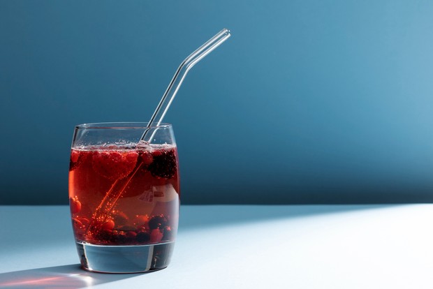 Minum dengan sedotan