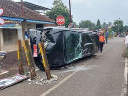 Mobil Pejabat Disdik Tasikmalaya Hancur Tertabrak Kereta Api