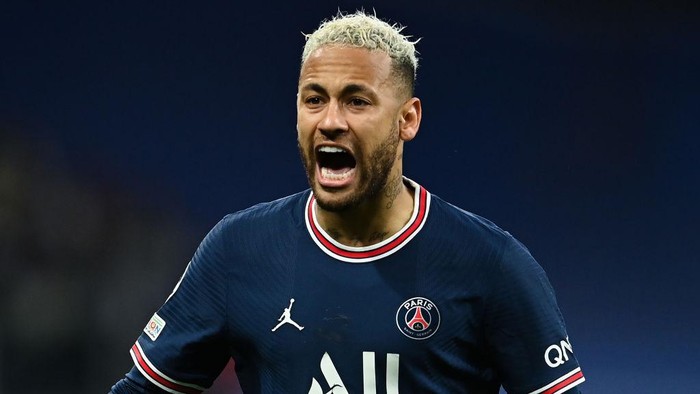 MADRID, SPAIN - MARCH 09: Neymar of Paris Saint-Germain looks on during the UEFA Champions League Round Of Sixteen Leg Two match between Real Madrid and Paris Saint-Germain at Estadio Santiago Bernabeu on March 09, 2022 in Madrid, Spain. (Photo by David Ramos/Getty Images)