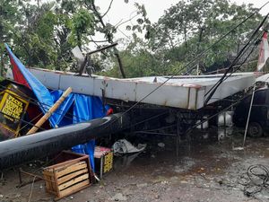 Angin Kencang di Bogor, Papan Reklame Roboh-Atap Rumah Beterbangan