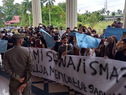 Pelajar SMA di Jambi Demo Kepseknya yang Diduga Tilap Uang Iuran Pensi