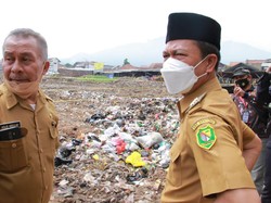 Pemkab Bandung Angkut 1.000 Ton Sampah Menumpuk di Pasar Banjaran