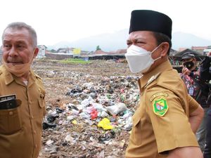 Pemkab Bandung Angkut 1.000 Ton Sampah Menumpuk di Pasar Banjaran Pemkab Bandung Angkut 1.000 Ton Sampah Menumpuk di Pasar Banjaran