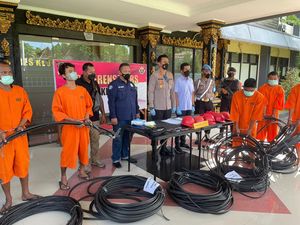 5 Pria di Bali Pura-pura Jadi Teknisi Curi Kabel Telkom Senilai Rp 175 Juta 5 Pria di Bali Pura-pura Jadi Teknisi Curi Kabel Telkom Senilai Rp 175 Juta