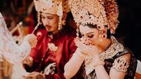 8 Inspirasi Baju Pernikahan Adat Bali ala Seleb Tanah Air, Elegan nan Anggun