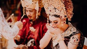 8 Inspirasi Baju Pernikahan Adat Bali ala Seleb Tanah Air, Elegan nan Anggun