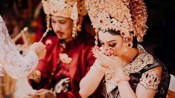 8 Inspirasi Baju Pernikahan Adat Bali ala Seleb Tanah Air, Elegan nan Anggun