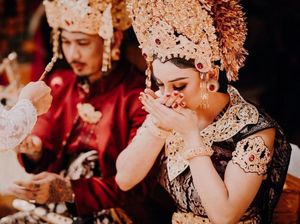 8 Inspirasi Baju Pernikahan Adat Bali ala Seleb Tanah Air, Elegan nan Anggun