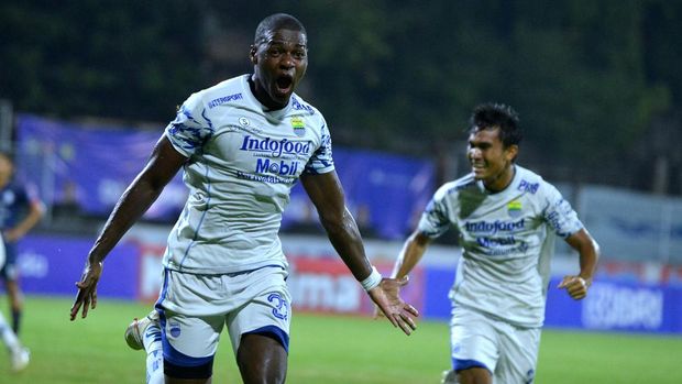 Pesepak bola Persib Bandung Bruno Cunha Cantanhede (kiri) berselebrasi usai mencetak gol ke gawang Arema FC saat pertandingan Liga 1 di Stadion I Gusti Ngurah Rai, Denpasar, Bali, Rabu (9/3/2022). Persib Bandung berhasil mengalahkan Arema FC dengan skor 2-1 ANTARA FOTO/Fikri Yusuf/aww.