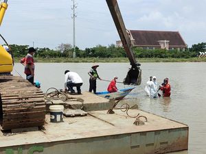 Mayat Misterius Ditemukan di Sungai Banjir Kanal Barat Semarang Mayat Misterius Ditemukan di Sungai Banjir Kanal Barat Semarang