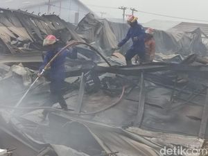 Api Masih Muncul, Pembasahan Pabrik Sepatu Terus Dilakukan Api Masih Muncul, Pembasahan Pabrik Sepatu Terus Dilakukan