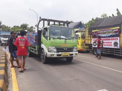 Puluhan Sopir Truk Bagi Brosur di Tol Pasuruan, Ajak Temannya Ikut Mogok