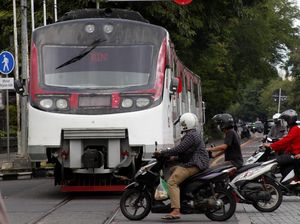 KA Batara Kresna Tabrak Truk di Perempatan Sangkrah Solo KA Batara Kresna Tabrak Truk di Perempatan Sangkrah Solo
