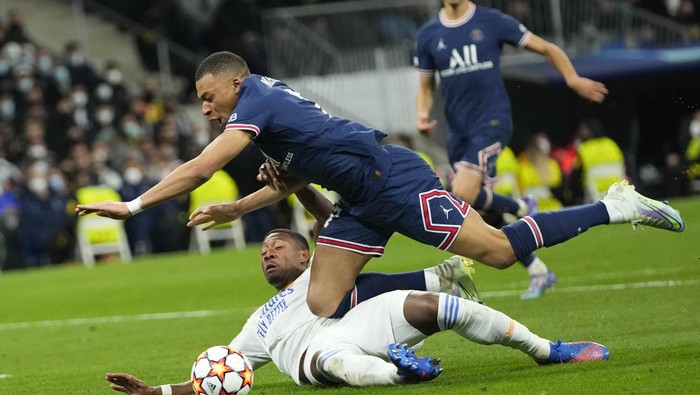 PSGs Kylian Mbappe, top, and Real Madrids David Alaba vie for the ball during the Champions League, round of 16, second leg soccer match between Real Madrid and Paris Saint-Germain at the Santiago Bernabeu stadium in Madrid, Spain, Wednesday, March 9, 2022. (AP Photo/Manu Fernandez)