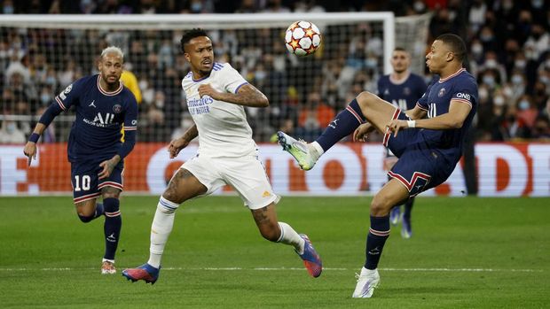 Soccer Football - Champions League - Round of 16 Second Leg - Real Madrid v Paris St Germain - Santiago Bernabeu, Madrid, Spain - March 9, 2022 Paris St Germain's Kylian Mbappe in action with Real Madrid's Eder Militao REUTERS/Susana Vera