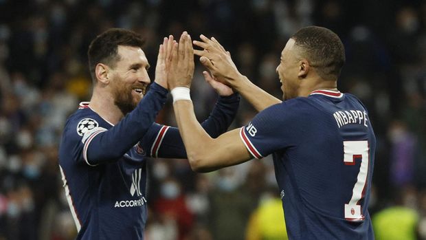 Soccer Football - Champions League - Round of 16 Second Leg - Real Madrid v Paris St Germain - Santiago Bernabeu, Madrid, Spain - March 9, 2022 Paris St Germain's Kylian Mbappe celebrates scoring their first goal with Lionel Messi REUTERS/Susana Vera