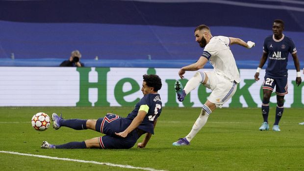 Soccer Football - Champions League - Round of 16 Second Leg - Real Madrid v Paris St Germain - Santiago Bernabeu, Madrid, Spain - March 9, 2022 Real Madrid's Karim Benzema scores their second goal REUTERS/Susana Vera