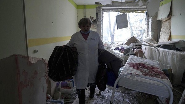 An injured pregnant woman walks downstairs in a maternity hospital damaged by shelling in Mariupol, Ukraine, Wednesday, March 9, 2022. (AP Photo/Evgeniy Maloletka)